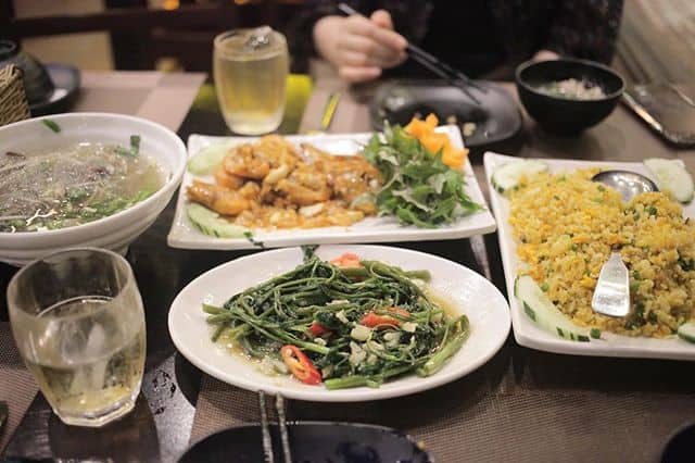#베트남 #다낭 #여름휴가 #식탐여행 #배틀트립 에서 보고 찾아간 베트남 가정식 식당. 다 맛있었는데 저 쌀국수에 고수 빼달라고 하는 걸 까묵었다 ㅠㅠ